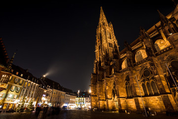 Fototapeta na wymiar Freiburger Münster bei Nacht 