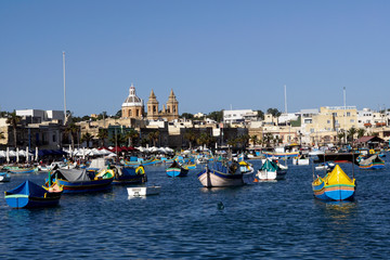 Fototapeta na wymiar Hafen Marsaxlokk mit traditionellen, bunten Fischerbooten