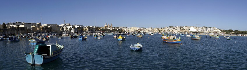 Fototapeta premium Hafen Marsaxlokk mit traditionellen, bunten Fischerbooten