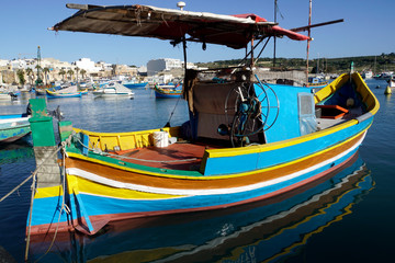 Fototapeta na wymiar traditionelle, bunte Fischerboote im Hafen von Marsaxlokk