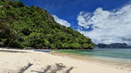 Cudugnon beach with old Filipino bangka-tour boat stranded. El Nido-Palawan-Philippines-0885