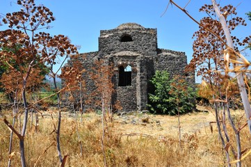 Das historische Kirchenrelikt Cuba di Santa Domenica westlich von Castiglione di Sicilia nahe des...