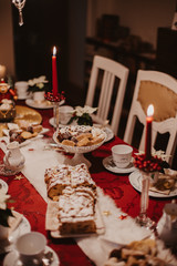 Festlich gedeckter Weihnachtstisch mit Plätzchen und Stolle