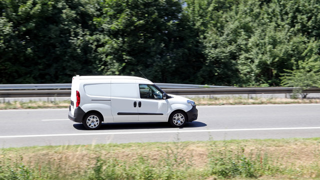 Minivan unterwegs zum Kunden aufgrund verschiedener Lieferungen oder sonstiger Dienstleistungen (z.B. Reparaturen oder Beratungen )