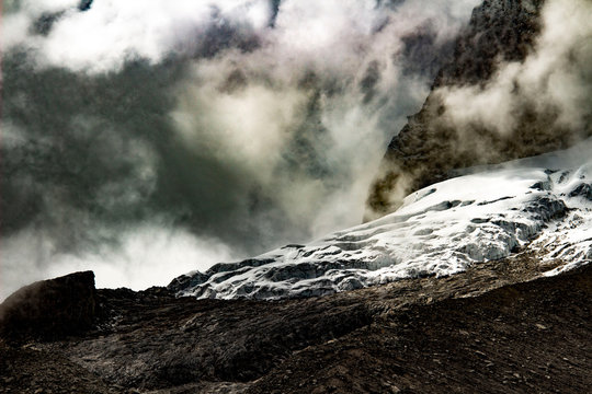 La bellissima Cordillera bianca e le sue lagune nel parco nazionale Huascaran, Huar&agrave;z, Per&ugrave;