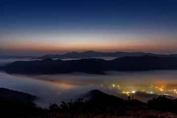 雲海と街明かり