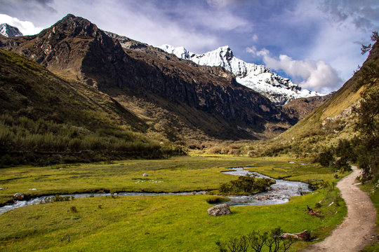 La bellissima Cordillera bianca e le sue lagune nel parco nazionale Huascaran, Huar&agrave;z, Per&ugrave;