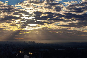 新年　朝日　日の出　霧　薄い