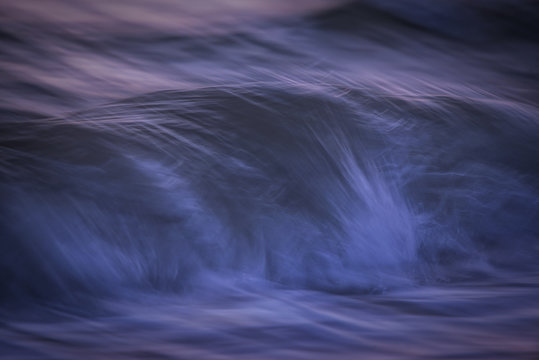Welle am Strand von Bjerregard am Abend