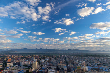 Fototapeta premium 新年 朝日 日の出 霧 薄い