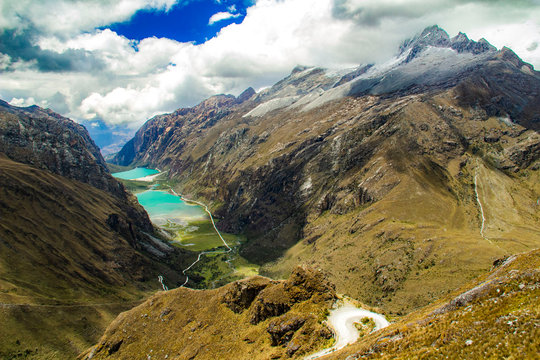 La bellissima Cordillera bianca e le sue lagune nel parco nazionale Huascaran, Huar&agrave;z, Per&ugrave;