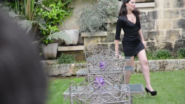 ragazza si alza da un tavolino mentre viene osservata da un uomo