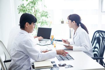 Obraz premium 医療現場での会議シーン