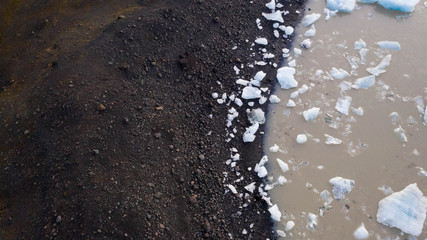 Ice blocks on the shore of an Icelandic beach © Can Berkol