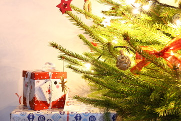 Kolorowe prezenty pod udekorowaną choinką - Święta Wigila Bożego Narodzenia