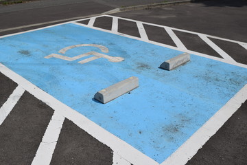 障害者用駐車場 車椅子マーク