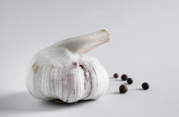 garlic and allspice on a light background