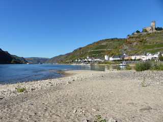 Rheinstrand mit Kaub im Hintergrund