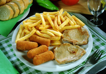 Plato combinado con lomo de cerdo a la plancha, croquetas de pollo y patatas fritas. 