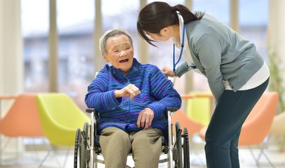 老人介護施設・くつろぐ母