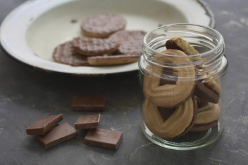 Bote de cristal con galletas en forma de corazon, plato con galletas de chocolate