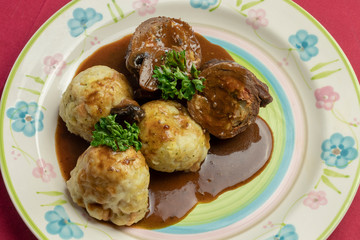 Detail von einer Rinderroulade in Bratensoße mit Semmelknödel