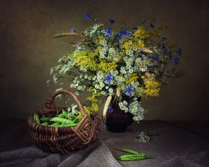 Fototapeta na wymiar Still life with bouquet of wild flowers and green peas
