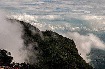 Ausblick von einem Berg auf Täler in Nord Thailand