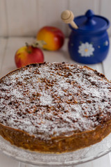 selbstgemachter Apfelkuchen mit Honig