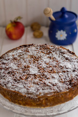 Apfelkuchen mit Nüssen und Honig