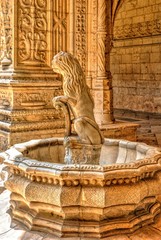 Detalhe da fonte do claustro