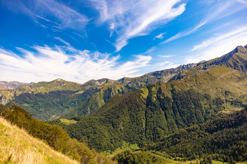 Paysage,vue sur les pistes et montagnes autour de la station de ski Guzet-neige en été. Couserans-Pyrénées,valée d'Ustou,Ariège,Occitanie,France.