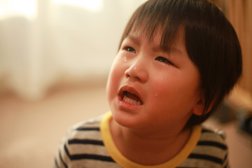 泣く男の子