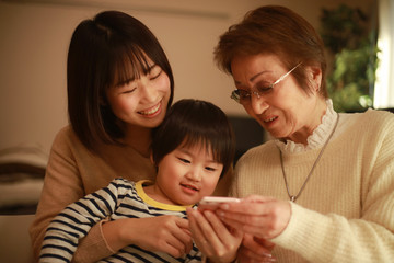 スマートフォンを見る家族