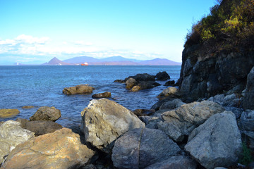 Fototapeta na wymiar Far Eastern seascape, the city of Nakhodka, large stones on the shore of the Sea of Japan