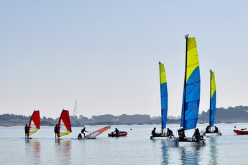 Obraz premium Cours de l'école de voile à Port-Blanc Penvénan en Bretagne