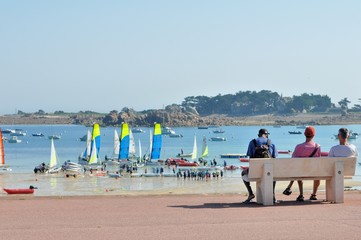 Hommes assis face à la mer à Port-Blanc Penvénan en Bretagne