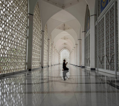 A man perform a du'a during prayers.