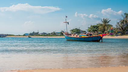 Fototapeta na wymiar 21 Nov 2018,boat tied the rope at the beach,in rayong city Thailand.