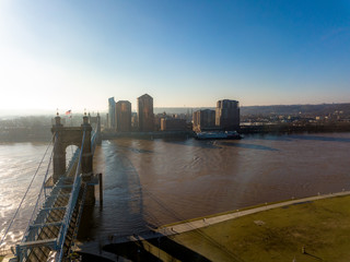 Obraz premium Aerial photo of bridge leading from Cincinnati Ohio to Covington Kentucky