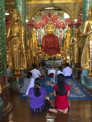 Buda en la Shwedagon Pagoda, Yangon, Myanmar - obrazy, fototapety, plakaty
