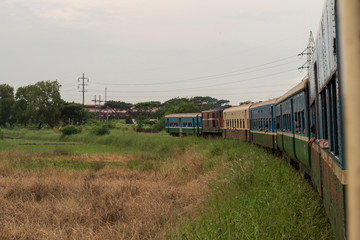 Fototapeta na wymiar Ferrocarril y tren birmano. Yangon, Myanmar