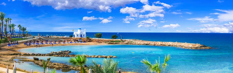 Zelfklevend Fotobehang Cyprus-eiland - beste stranden. Pittoresk Louma-strand met kerkje © Freesurf