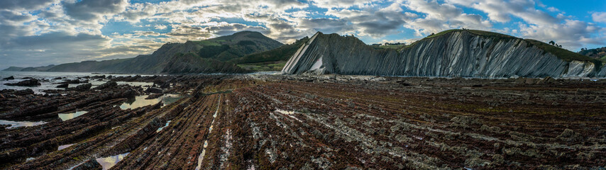 Detail of the coast cliffs in Zumaia flysch 32:9