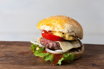 hausgemachter Hamburger auf rustikalen Holz