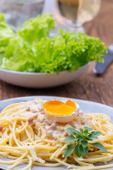 Spaghetti Carbonara auf einem weißen Teller