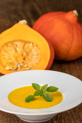 Nahaufnahme von Kürbissuppe auf Holz