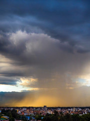 Una ciudad puede parecer solo una pequeña maqueta cuando se enfrenta a la inmensidad de la naturaleza.