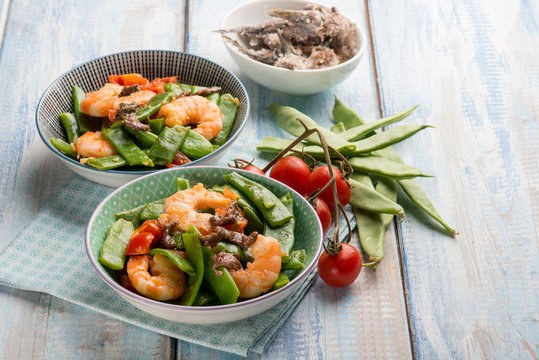 salad with flat green beans shrimp anchovies and tomatoes