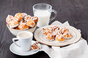 eklers with powdered sugar